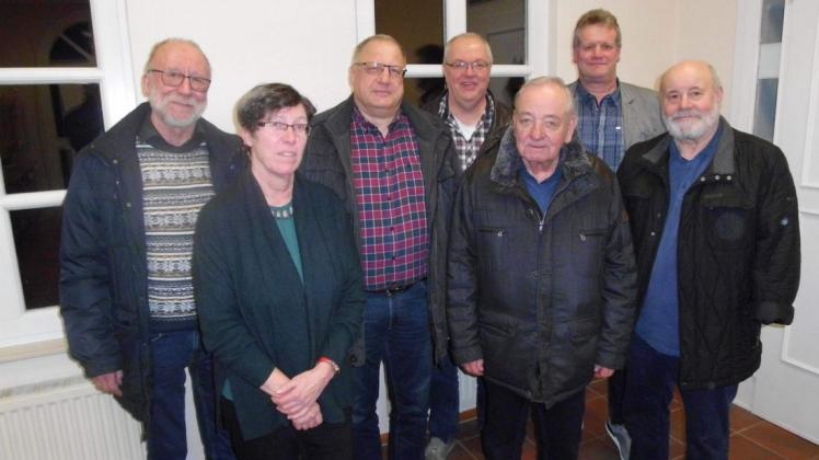 Der neu gewählte Vorstand: Paul Löffler-Eiffler, die neue Vorsitzende Annegret Börger, Helmut Kuddes, Franz-Josef Zumbeel, Bernd Kempinski, Horst Töller und Dietmar Glaner (v. l.). Der neu gewählte Vorstand: Paul Löffler-Eiffler, die neue Vorsitzende Annegret Börger, Helmut Kuddes, Franz-Josef Zumbeel, Bernd Kempinski, Horst Töller und Dietmar Glaner (v. l.).