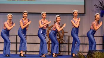 Die jungen Tänzerin vom Tanzstudio Arthus begeistern bei der Eröffnung der 30. Ostseemesse die Gäste.