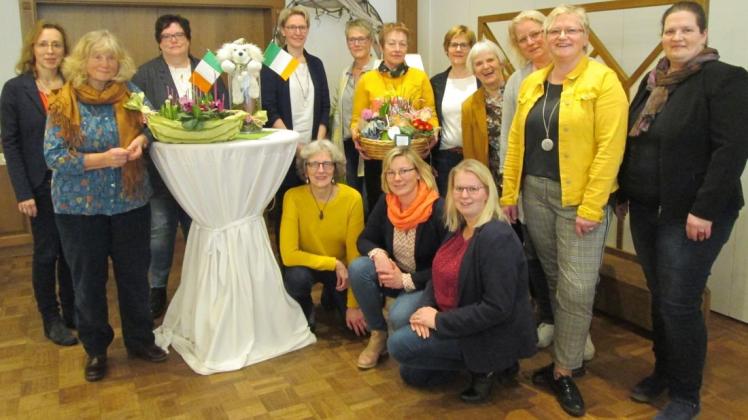 Der Vorstand der Landfrauen   mit den  beiden Referentinnen Evelyn Popp und Christiane Hans (links). Foto: Maria Kohrmann-Unfeld