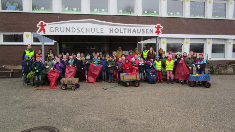 9ff69a2d01d65f707ebe39010374d4b7.jpeg Die Schüler der Grundschule Holthausen haben letztes Jahr bei der Landschaftsäuberungsaktion fleißig letztes Jahr geholfen. Foto: Stadt Lingen