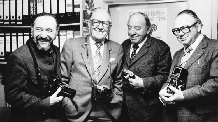 Fast alle mit Schlips: Die alte Garde der festangestellten NOZ-Fotografen um 1978. Von links: Hartwig Fender, Walter Fricke, Emil Harms und Paul Petschkuhn. Foto: Archiv NOZ.