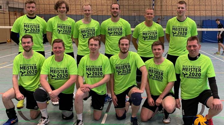 Die Meister-Shirts passen: die Bezirksliga-Volleyballer der VSG. Foto: Anna-Lena Loske