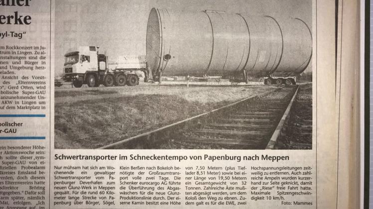 Für die Ems-Zeitung begleitete damals Hermann-Josef Mammes den Konvoi von Papenburg über den Hümmling bis Meppen-Bokeloh. Der Transport musste mehrmals stoppen, um Hindernisse aus dem Weg zu räumen. 