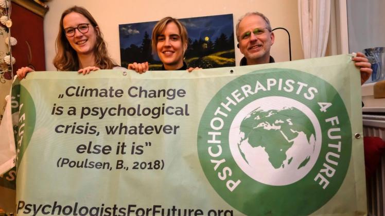 Im Einsatz für den Klimaschutz sind Lea Fischer, Verena Kantrowitsch und Dr. Dirk Kath (von links) von der Osnabrücker Gruppe „Psychologists for Future“. Foto: Thomas Osterfeld