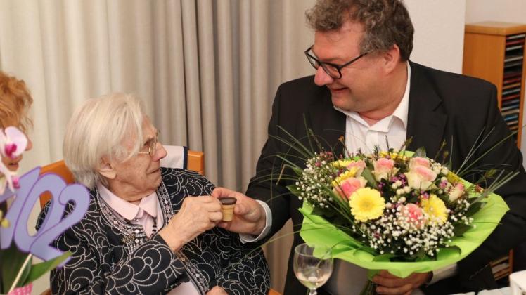Ein kleines Schlückchen Eierlikör zum Jubiläum: Hedwig Wöstmann feierte ihren 102. Geburtstag, Bürgermeister Holger Elixmann überbrachte Blumen und Glückwünsche. Foto: Horst Troiza