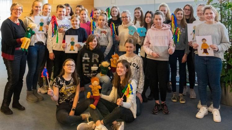 Zwei Jungen unter vielen Mädchen: Die Jugendlichen lernen von Kornelia Böert (links) alles, was ein verantwortungsvoller Babysitter wissen muss. Foto: Anette Boberg Zwei Jungen unter vielen Mädchen: Die Jugendlichen lernen von Kornelia Böert (links) alles, was ein verantwortungsvoller Babysitter wissen muss. Foto: Anette Boberg