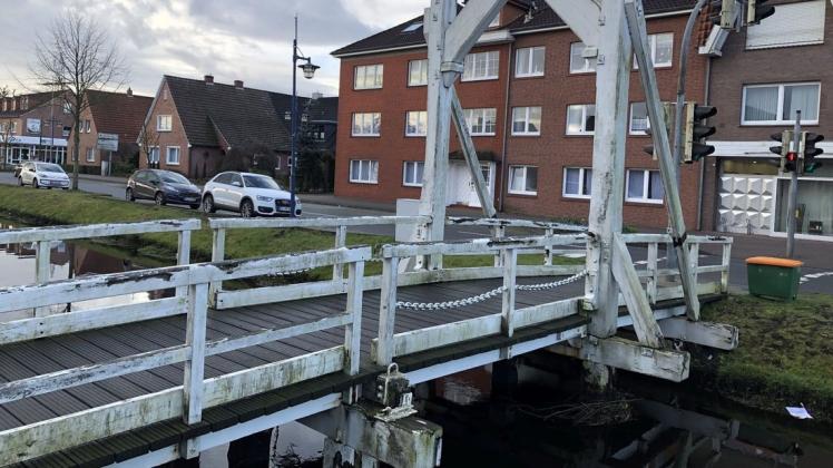 Wird erneuert: Das Geländer der Fußgängerklappbrücke über den Splittingkanal. Foto: Stadt Papenburg