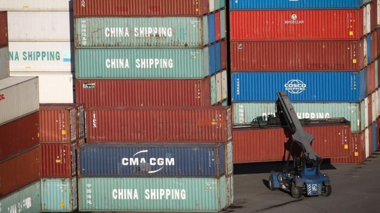 Warten auf die Verschiffung: Container im Hamburger Hafen. Die Stellflächen werden knapper und knapper. Foto: Christian Charisius/dpa