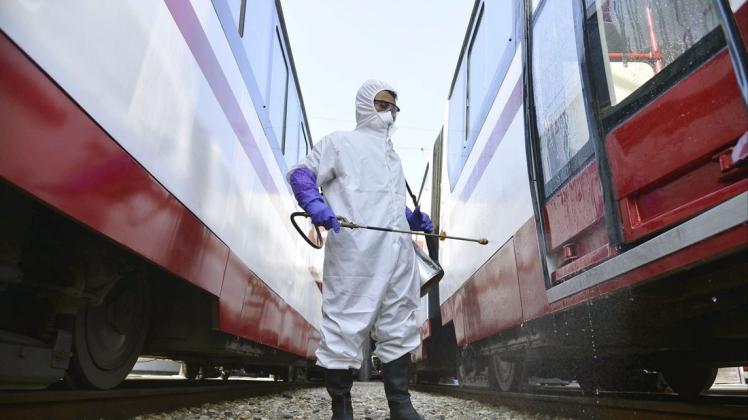 In Asien werden mittlerweile Straßenbahnen speziell desinfiziert, um gegen das Coronavirus vorzugehen. Symbolfoto: dpa