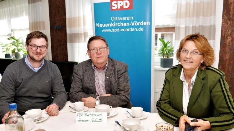 Die Bundestagsabgeordnete Susanne Mittag diskutierte unter anderem mit Landvolkvertreter Arno Usselmann (links) über aktuelle Probleme der Landwirte. Organisiert hatte die Veranstaltung Hermann Schütte. Foto: Hans Schmutte Die Bundestagsabgeordnete Susanne Mittag diskutierte unter anderem mit Landvolkvertreter Arno Usselmann (links) über aktuelle Probleme der Landwirte. Organisiert hatte die Veranstaltung Hermann Schütte. Foto: Hans Schmutte