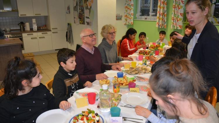 Als Dankeschön für die Spende von Agnes und Thomas Adelt (Bildmitte) hatten die Kinder der Meyerei die Spender zu einem Imbiss eingeladen. Foto: Holger Schulze