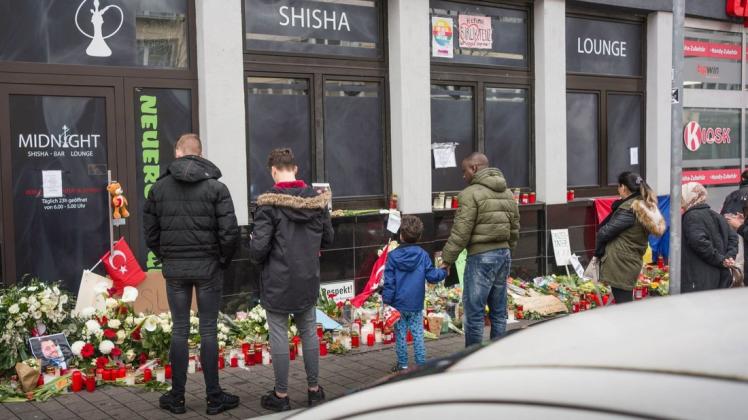 Gedenken an die Opfer des Anschlags vor einem der Tatorte: einer Shisha-Bar in der Hanauer Innenstadt.