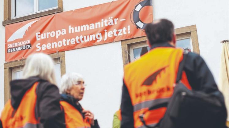 Voriges Jahr machte das Osnabrücker Bündnis Seebrücke mit einer Fahnenaktion auf die Situation der Menschen aufmerksam, die versuchen, über das Mittelmeer nach Europa zu fliehen. Foto: Archiv/David Ebener