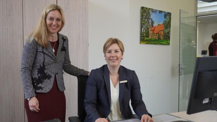 Vorstandsmitglied Nancy Plaßmann begrüßt Andrea Senkel als neue Filialleiterin der Sparkasse Wallenhorst. Foto: Jessica von den Benken