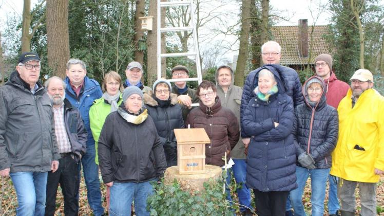 Nabu Neuenkirchen-Vörden Nistkästen Die erste Aktion der neuen Nabu-Ortsgruppe besuchte auch Bürgermeister Ansgar Brockmann (Vierter von rechts). Foto: Ilona Ebenthal