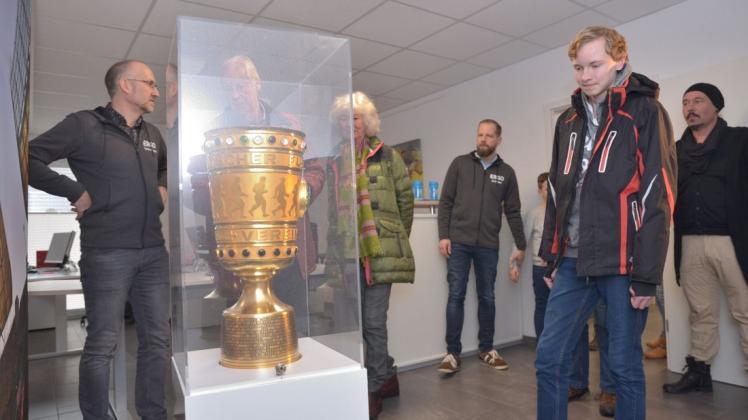 Der Original-DFB-Pokal war am Donnerstag in Meppen zu bestaunen. Foto: Tobias Böckermann