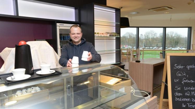 Noch sind Regale und Theke leer. Bis zum 2. März wird das anders. Dann eröffnet Christian Gembolis das Café im Modehaus Schröder, Noch sind Regale und Theke leer. Bis zum 2. März wird das anders. Dann eröffnet Christian Gembolis das Café im Modehaus Schröder,