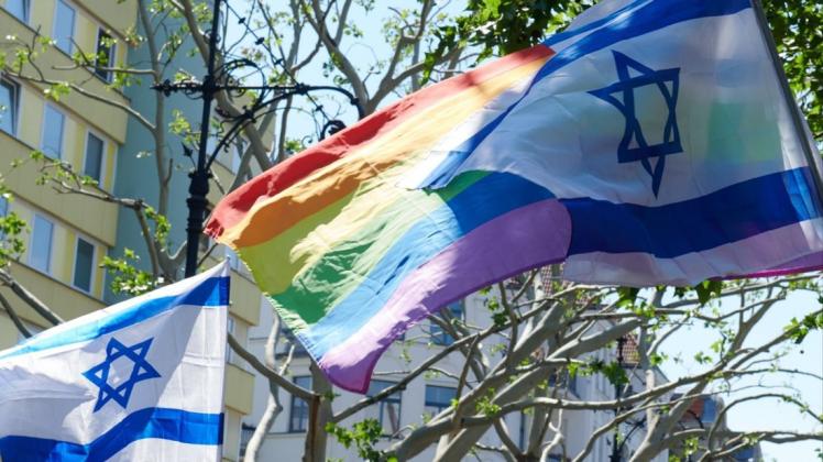 Israelische Flaggen und die Regenbogenfahne werden hochgehalten. Foto: dpa/Annette Riedl Israelische Flaggen und die Regenbogenfahne werden hochgehalten. Foto: dpa/Annette Riedl