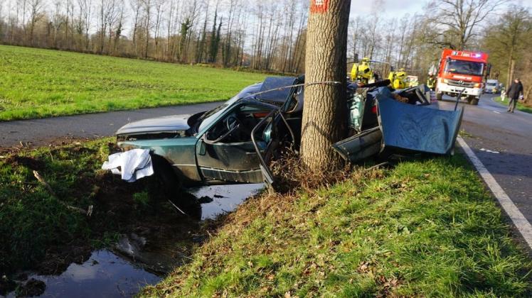Bei einem schweren Verkehrsunfall sind am Freitagmorgen drei junge Leute im Berger Ortsteil Dalvers schwer verletzt worden. Foto: Jürgen Ackmann Bei einem schweren Verkehrsunfall sind am Freitagmorgen drei junge Leute im Berger Ortsteil Dalvers schwer verletzt worden. Foto: Jürgen Ackmann