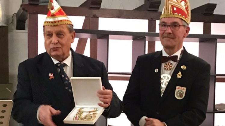 OKV Orden Hohe Auszeichnung für OKV-Präsident Thomas Ruppel. Er erhielt den Verdienstorden des Bund Deutscher Karneval in Gold. Übergeben wurde er von Rainer Möllers (links) als Vertreter des BWK (Bund Westfälischer Karneval). Foto: OKV