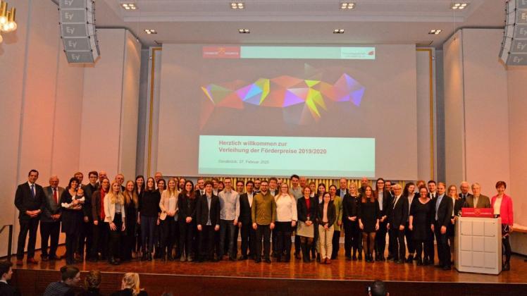 Große Runde: Die Stifter mit den Preisträgern sowie Mitgliedern der Hochschulleitung und der Universitätsgesellschaft. Foto: Elena Scholz/Universität Osnabrück
