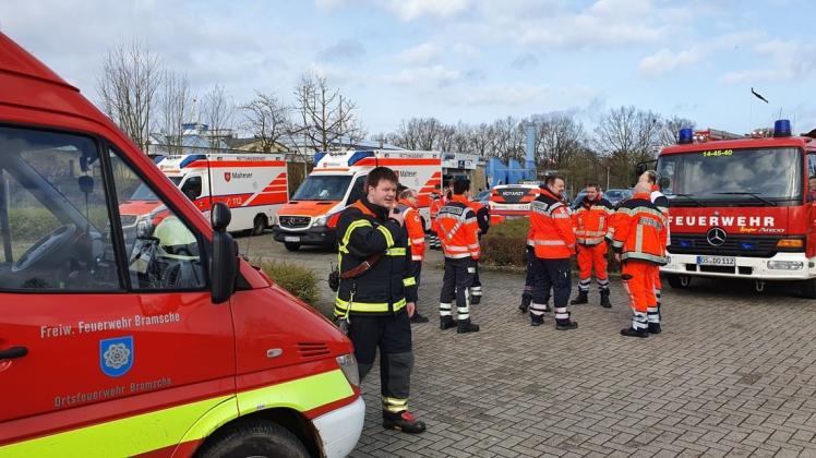 Vom Parkplatz des Hasebads in Bramsche aus wurde der Einsatz der zahlreichen Rettungskräfte koordiniert. Foto: NWM-TV