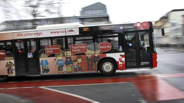 In Fahrt: Von vielen Seiten hagelt es Kritik, aber die Osnabrücker Stadtwerke verbuchen den Start ins neue Busliniennetz als Erfolg. Auch wenn noch manches nachjustiert werden müsse, wie das Unternehmen einräumt. Foto: Gert Westdörp