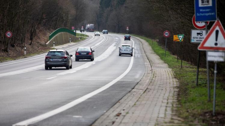 Radweg und Fußweg an der B51 zwischen Georgsmarienhütte und Bad Iburg. An der B51 zwischen Georgsmarienhütte und Bad Iburg soll 2022 der Radweg ausgebaut werden – wenn die klammen Finanzen nicht dagegen sprechen. Foto: Swaantje Hehmann