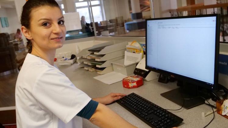 Krankenpflegerin Bojana Skoric (30) geht gerne zur Arbeit. Foto: Monika Vollmer