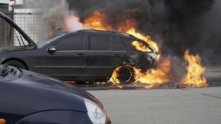 Vor einer Werkstatt in Belm hat dieser Mercedes gebrannt. Foto: NWM-TV