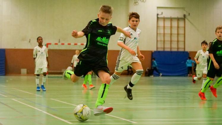 Schuss ins Glück: Der TuS Altwarmbüchen setzte sich in der U11-Endrunde des Bäckermeister-Haferkamp-Cups durch, die in der Delmenhorster Stadionhalle ausgetragen wurde. Foto: Niklas Golitschek Schuss ins Glück: Der TuS Altwarmbüchen setzte sich in der U11-Endrunde des Bäckermeister-Haferkamp-Cups durch, die in der Delmenhorster Stadionhalle ausgetragen wurde. Foto: Niklas Golitschek