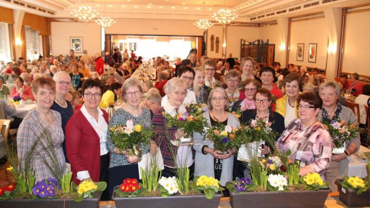 15 Landfrauen wurden für ihr langjähriges Engagement in ihren jeweiligen Ortsvereinen geehrt.
Foto: Petra Pieper