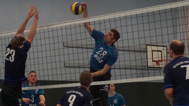 Erkämpften sich einen Heimsieg: die Oberliga-Volleyballer der VG Delmenhorst-Stenum um Philipp Förstermann (Mitte). Sie setzten sich gegen den TSV Hollern-Twielenfleth im Tiebreak durch. Foto: Lars Pingel Erkämpften sich einen Heimsieg: die Oberliga-Volleyballer der VG Delmenhorst-Stenum um Philipp Förstermann (Mitte). Sie setzten sich gegen den TSV Hollern-Twielenfleth im Tiebreak durch. Foto: Lars Pingel