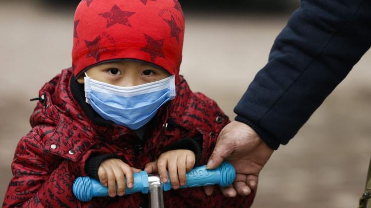 Wegen der Coronavirus-Epidemie sind Teile Chinas abgeriegelt worden, Fabriken stehen still – das hat Auswirkungen auf die Luftqualität. Foto: Archiv/dpa/Rolex Dela Pena/EPA