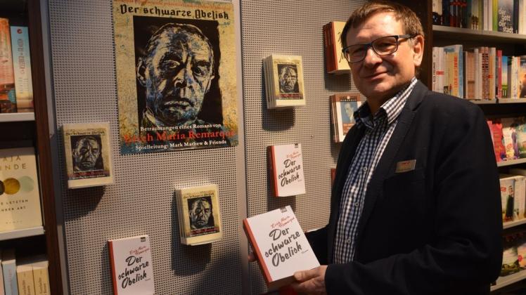 Eine eigene Ecke mit den DVDs zum Film und Romanen Remarques hat Michael Sutmöller am Montag in seiner Buchhandlung eingerichtet. 
