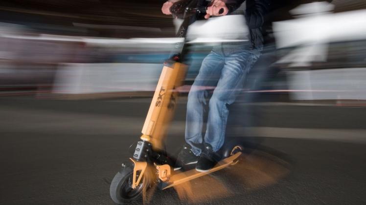 Ein betrunkener Mann ist in Bremen mit einem E-Scooter frontal in ein geparktes Auto gefahren. Symbolfoto: dpa