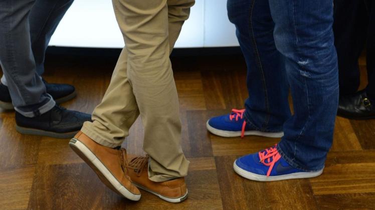 Knallig bunt bis schlicht: Sneaker sind heute nicht mehr mit Sportschuhen gleichzusetzen. Foto: Arne Dedert/dpa