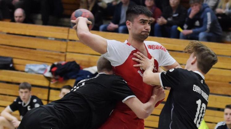 Ließen sich nicht aufhalten: die A-Jugend-Handballer der HSG Delmenhorst um Sam Ramin (Mitte). Sie gewannen ihr Oberiiga-Heimspiel gegen den OHV Aurich. 