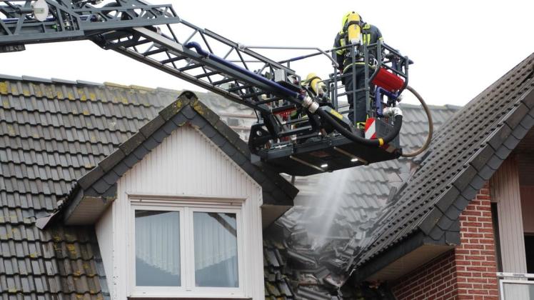 Die Flammen waren vermutlich vom Balkon auf das Obergeschoss übergegriffen und hatten sich durchs Dach gefressen. Foto: Raphael Steffen