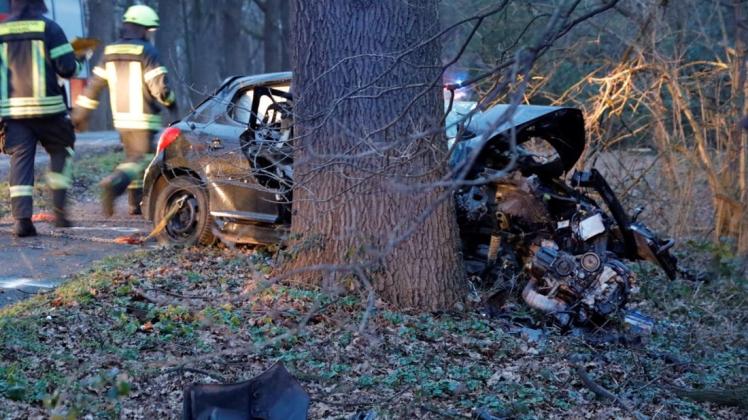Bei einem Unfall auf der Dammer Straße ist der Beifahrer des Wagens gestorben. 