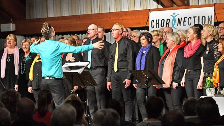 Mit vollem Körpereinsatz dirigiert Florian Krämer die Gruppe Chor-Nection. Foto: Rainer Jysch