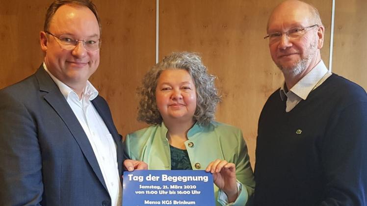 Sie trommeln für den Tag der Begegnung 2020: (v.l.) Stuhrs Bürgermeister Stephan Korte sowie Fathma Atenhahn und Lars Janßen vom Sozialen Service der Gemeinde.    Foto: Andreas Hapke