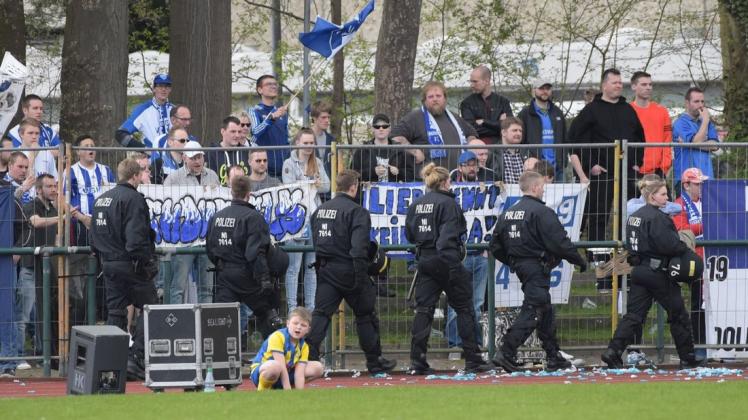 Auch am Sonntag wird es einen abgetrennten Gästeblock für die Fans aus Emden geben – so wie 2017, als 2100 Zuschauer ein friedliches Fußballfest feierten. Foto: Rolf Tobis