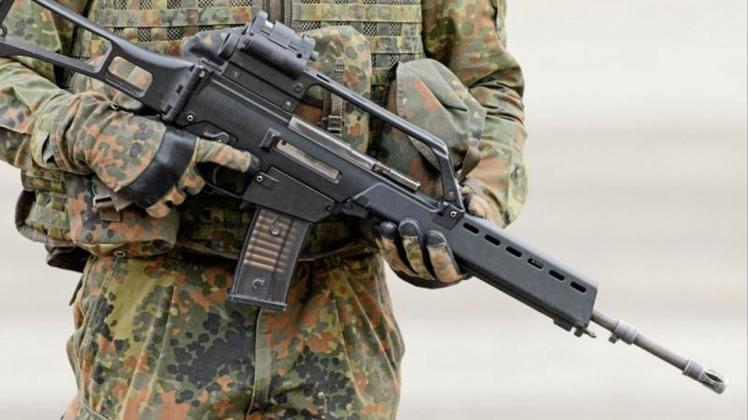 Ein Soldat der Bundeswehr wollte sein Sturmgewehr G36 reinigen, als sich ein Schuss löste. Symbolfoto: dpa/Sebastian Gollnow