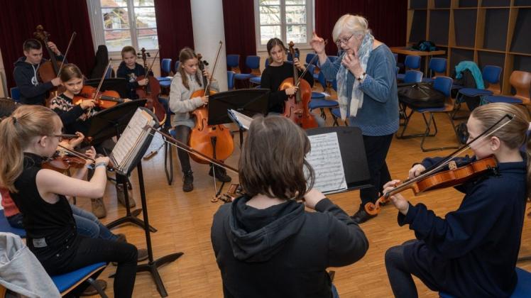 Das "Kleine Sägewerk" probt in der Musik- und Kunstschule für "Ludwigs Naturkunde" Foto: Andre Havergo