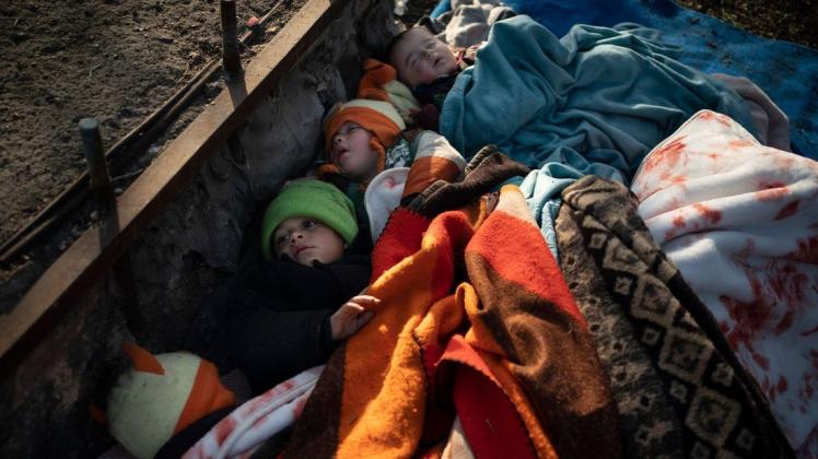 Türkei, Edirne: Kinder aus Syrien schlafen an einem Busbahnhof nahe der türkisch-griechischen Grenze. Tausende von Flüchtlingen und anderen Migranten haben in der vergangenen Woche versucht, in das EU-Mitglied Griechenland zu gelangen, nachdem die Türkei erklärt hatte, dass ihre zuvor bewachten Grenzen zu Europa offen seien.  Foto: Felipe Dana/AP/dpa