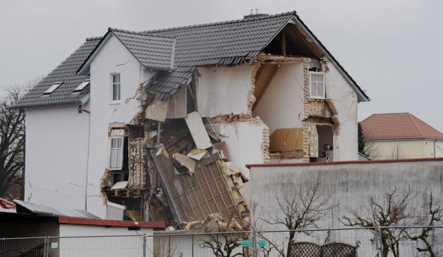 Nach einer Explosion ist ein Haus im brandenburgischen Hohen Neuendorf (Kreis Oberhavel) einsturzgefährdet. Foto: dpa/Paul Zinken