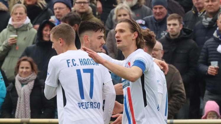 Erfolgreich beim Comeback: Kai Bülow (rechts) kehrte in Pastow nach langwieriger Knieverletzung zurück auf den Platz und brachte den FC Hansa beim 3:0-Sieg mit 1:0 in Führung.