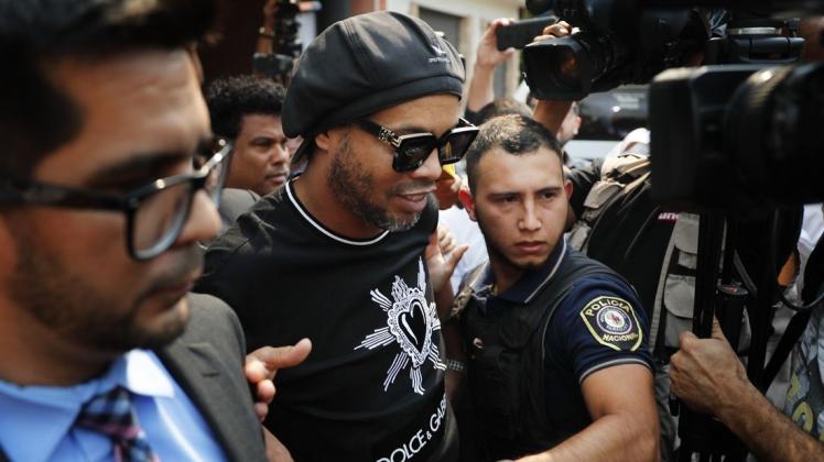 Der ehemalige brasilianische Fussballstar Ronaldinho ist in Paraguay mit falschen Ausweisdokumenten vorläufig festgenommen worden. Foto: dpa/Jorge Saenz/AP