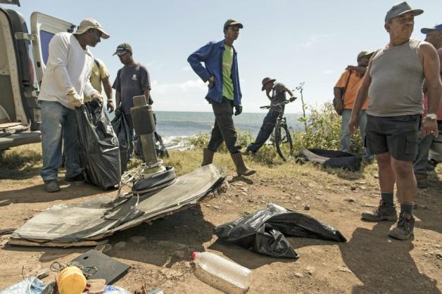 Freiwillige fanden 2015 auf der Insel Reunion ein Wrackteil, das dem vermissten  Flug MH370 zugeordnet wurde. Foto: dpa/Arnaud Andrieu/EPA